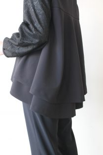ソーノ(SONO)レーシーダブルフレアブラウス/ ネイビー【入卒 ソーノ(SONO)レーシーダブルフレアブラウス/ ネイビー【入卒