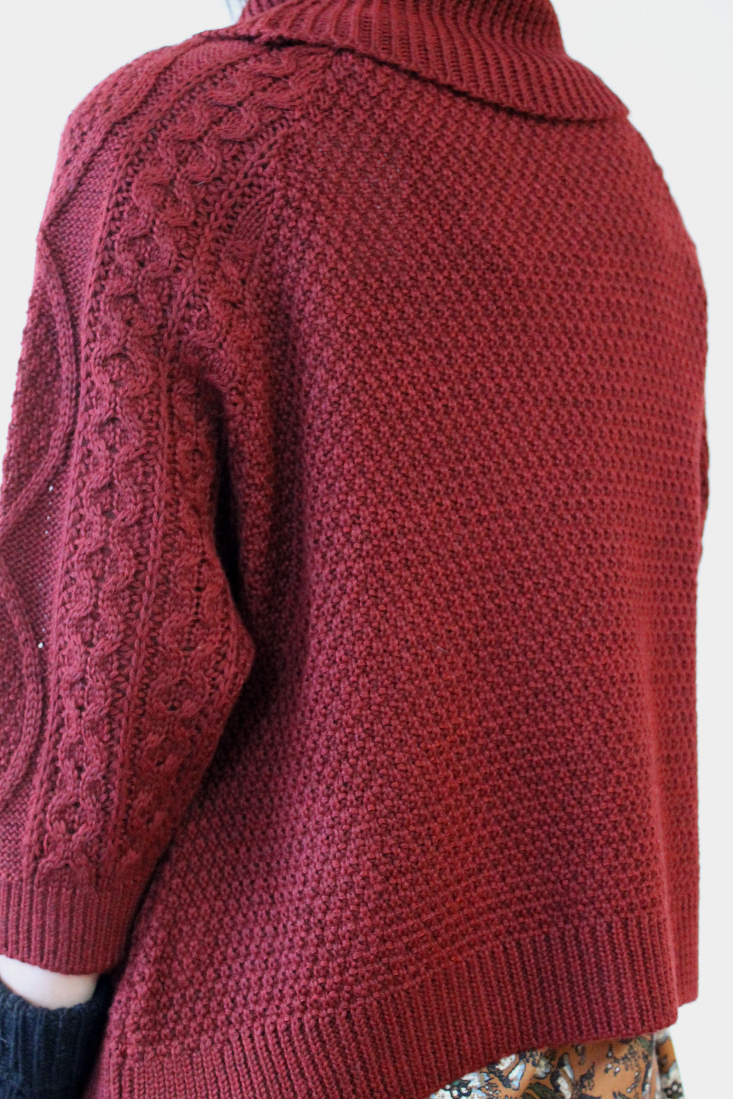 Yangany(ヤンガニー）オフタートル７分袖ケーブル編みセーター