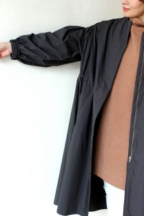 ヤンガニー（Yangany）ドロストギャザーコート／チャコールグレー