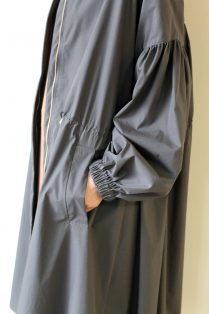 ヤンガニー（Yangany）ドロストギャザーコート／チャコールグレー