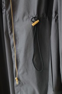 ヤンガニー（Yangany）ドロストギャザーコート／チャコールグレー