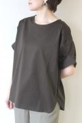 ディニテコリエ(Dignite Collier)袖タック無地Tシャツ／ブラウン