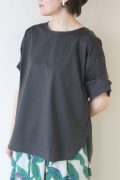 ディニテコリエ(Dignite Collier)袖タック無地Tシャツ／チャコールグレイ