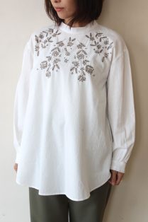 シャンブルドゥシャーム（chambre de charme)胸元刺繍ブラウス
