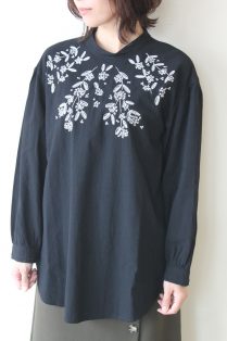 シャンブルドゥシャーム(chambre de charme)胸元刺繍ブラウス シャンブルドゥシャーム(chambre de charme)胸元刺繍ブラウス