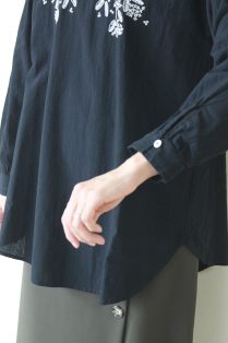 chambre de charme シャンブルドゥシャーム  Noir 衿刺繍ペタルブラウス chambre de charme シャンブルドゥシャーム Noir 衿刺繍ペタル