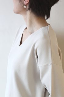 ディニテコリエ(Dignite Collier）畔編みVネックニットプル