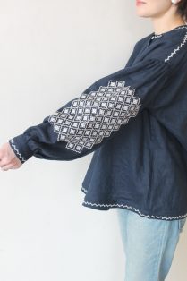 2025春大特価セール！ シャンブルドゥシャーム（chambre de charme）リネン刺繍 トップス