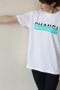 アカウント（ Account in Paris）ペイントロゴＴシャツ／ホワイト