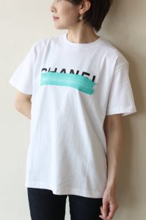 アカウント（ Account in Paris）ペイントロゴＴシャツ／ホワイト