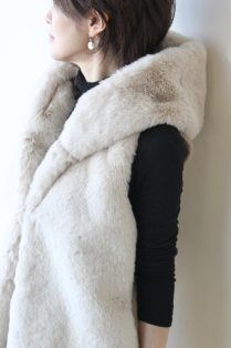 アヤン（ayane）フェイクファーベスト／ベージュ - 16,786円 | 通販