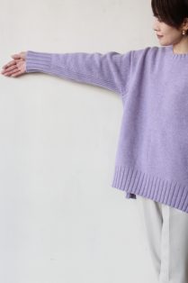 極美品 綺麗色♡ マカフィー ラムカシミヤクルーネックニット 22AW パープル ラムカシミヤ クルーネックプルオーバー（ニット/セーター
