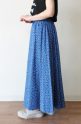 ディニテコリエ(Dignite Collier）コットンプリントロングスカート／ブルー×幾何柄