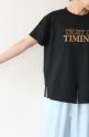 ディニテコリエ(Dignite Collier）スリットヘムロゴTシャツ／ブラック
