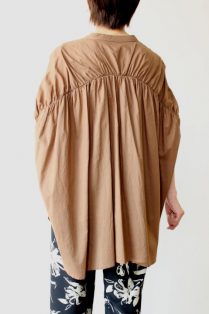 ディニテコリエ(Dignite Collier）バックギャザーシャツ