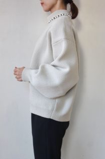 ディニテコリエ(Dignite Collier）パール付畦セーター／ベージュ