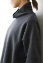シェーナ（scena）ジャッカルワッフルサイドボタンプルオーバー／グレー