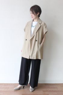 PASSIONE 美品　ベージュ ジャンパー　光沢あり　ふんわり袖 撥水性・防風性・透湿性]フード付ジップアップブルゾン （その他