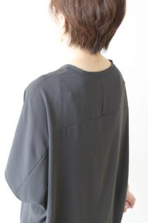 新品タグ付　ディニテコリエ　ストレッチシフォンドルマンブラウス　チャコールグレー 新品タグ付 ディニテコリエ ストレッチシフォンドルマンブラウス