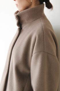 カフネ（CAFUNE）タンドカラーショート丈コート／モカ - 27,500円