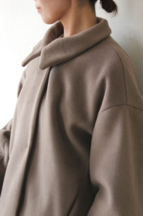 カフネ（CAFUNE）タンドカラーショート丈コート／モカ - 27,500円