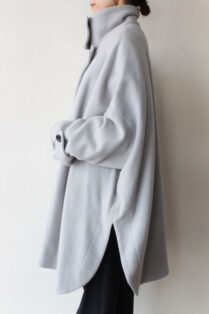 ラリア・ムー（Lallia Mù)スタンドカラーフレアコート／グレー