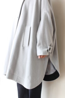 ラリア・ムー（Lallia Mù)スタンドカラーフレアコート／グレー