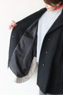 ラリア・ムー（Lallia Mù)スタンドカラーフレアコート／ブラック