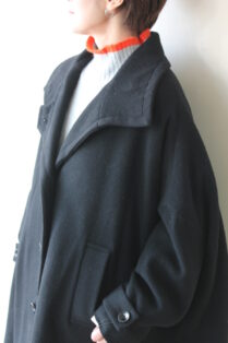 ラリア・ムー（Lallia Mù)スタンドカラーフレアコート／ブラック