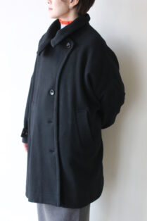 ラリア・ムー（Lallia Mù)スタンドカラーフレアコート／ブラック