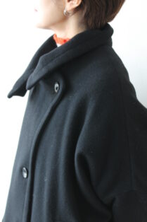 ラリア・ムー（Lallia Mù)スタンドカラーフレアコート／ブラック