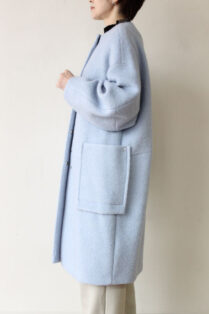 パシオーネ（PASSIONE）ノーカラースライバーコート／サックス