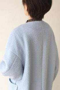 パシオーネ（PASSIONE）ノーカラースライバーコート／サックス