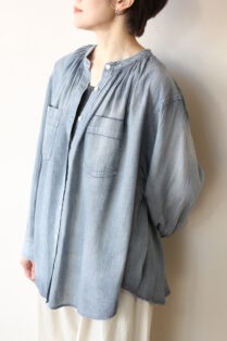 ディニテコリエ(Dignite Collier）シアーデニムギャザーブラウス