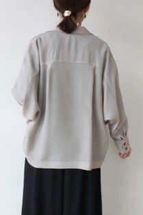 値下げ中新品[Dignite colier]デニテコリエドルマンシャツジャケット ディニテコリエ(Dignite Collier）ドルマンシャツジャケット／ベージュ