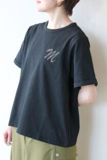 ロージー（ROSIEE）Mロゴブローチ風Tシャツ／ブラック - 9,900