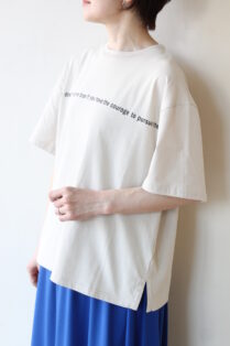 DONA MARIE ドナマリー E-541007 ロゴプリントBACKテープ&タグ付き半袖Tシャツ WHITE レディース 25春夏 綿100% シンプル ワイドシルエット 送料無料 DONA MARIE ドナマリー E-541007 ロゴプリントBACKテープ&タグ