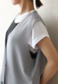 ディニテコリエ(Dignite Collier）スムースメタリックニットベスト／ライトグレー