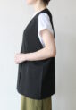 ディニテコリエ(Dignite Collier）スムースメタリックニットベスト／ブラック