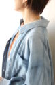 ディニテコリエ(Dignite Collier）ショート丈シアーデニムシャツ（ショート丈）／サックス