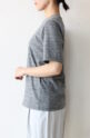 カフネ（CAFUNE）フロッキープリントロゴＴシャツ／グレー
