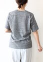 カフネ（CAFUNE）フロッキープリントロゴＴシャツ／グレー
