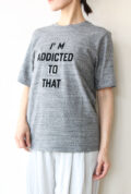 カフネ（CAFUNE）フロッキープリントロゴＴシャツ／グレー