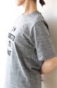 カフネ（CAFUNE）フロッキープリントロゴＴシャツ／グレー