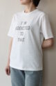カフネ（CAFUNE）フロッキープリントロゴＴシャツ／アイボリー