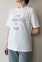 カフネ（CAFUNE）フロッキープリントロゴＴシャツ／アイボリー