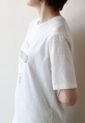 カフネ（CAFUNE）フロッキープリントロゴＴシャツ／アイボリー