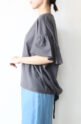 カロ（CARO）フリルスリーブロゴ入りカットソー／チャコールグレー