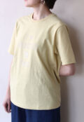 カフネ（CAFUNE）フロッキープリントロゴＴシャツ／イエロー