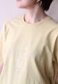 カフネ（CAFUNE）フロッキープリントロゴＴシャツ／イエロー